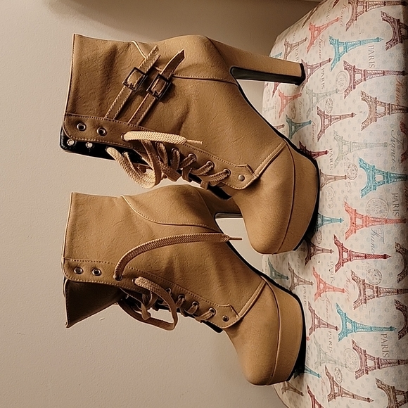 Tall ankle boots (black, and cream) - Picture 2 of 16